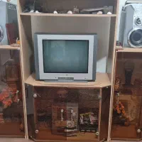 تلوزیون به همراه میز مربوطه