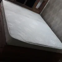 تخت دونفره به همراه تشک و میز تحریر