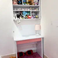 میز مطالعه و شلف و فرش کودک