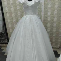 باسلام تعدادی لباس عروس به فروش میرسد