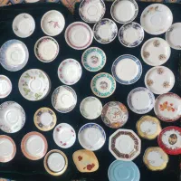 تعدادی نعلبکی ، دیوارکوب