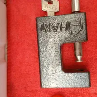 قفل کتابی و قیچی خیاطی