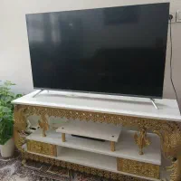 میز تلوزیون و ویترین و دوتا تابلو