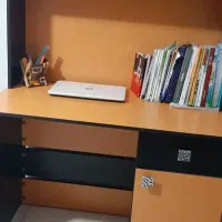 تخت و میز تحریر