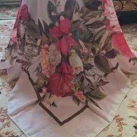 روسری طرح گل و ابرنگی