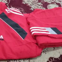 یک دست لباس ورزشی نو هیچ استفاده ای نشده