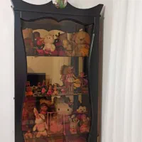 ویترین تمیز و سالم چوبی