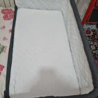 تخت کنار مادر