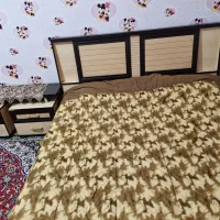تخت دونفره با میز ارایشی و دو تا عسلی