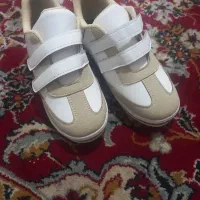 یک جفت کفش کتونی چسبی