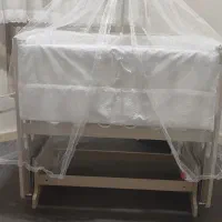 تخت گهواره کنار مادر