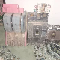 دو بریکر ۲۰۰ آمپر و ۶۰ آمپر و کلید چاقویی  سفالی