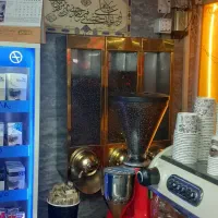 فروشنده خانم وآقا درسوپر مارکت