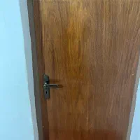 درب چوبی اتاق با کمد  و روشویی در الومینیوم سرویس