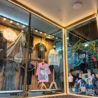 به یک همکار خانم جهت کار در لباس فروشی نیازمندیم