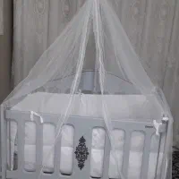 گهواره و تخت  کنار مادر نو نو