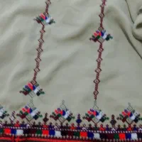 دوتکه از لباس تپه و قرص و شارژر