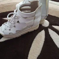 تعدادی کفش و کیف