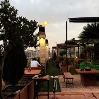 اشپزخانه گریل کار .سالاد زن پیتزا زن