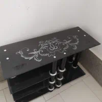 زیر تلویزیون شیشه ای شیک و تمیز