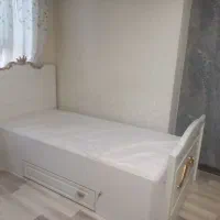 تخت دو منظوره برند ژیک بهمراه تشک
