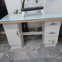 میز کار وچند عدد باکس