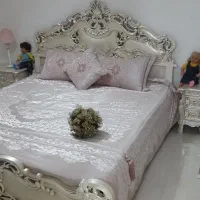تخت دونفره به همراه دوعددپاتختی چهارپایه زیرتشک