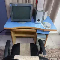 صندلی کامپیوتر چرخدار و میز کامپیوتر در حد نو