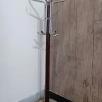 چوب لباسی ایستاده نوجوان
