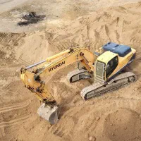 کارگر کاربلد و جوشکار آچار بدست و راننده لودر