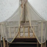 گهواره و تخت کنار مادر چوبی