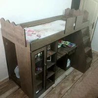 تخت و میزتحریر و کتابخانه