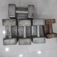 تعدادی سنگ ترازو در وزن های ۲۰ تا ۱ کیلو