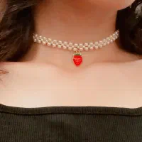 گردنبند چوکر و ساده مرواریدی با آویز توت فرنگی