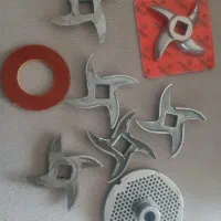 تعدادی تیغه چرخ گوشت و شبکه چرخ گوشت