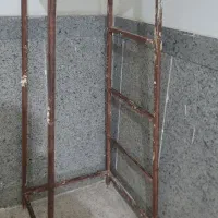 چهارپایه آهنی سالم