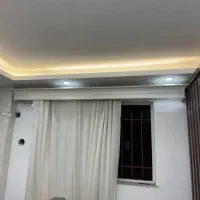 کتیبه پنجره جنس عالی بهمراه دو‌میل پرده/۲.۵متر