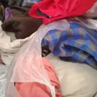 یک کیسه لباس زنانه و بچگانه