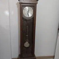 ساعت چوبی ایستاده ..