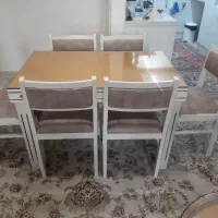 میز چوبی با شش عدد صندلی چوبی در حد نو و کلا سالم