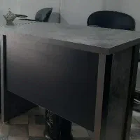 میز کشودار+ صندلی (میز مدیریت و مبل اداری هم دارم)