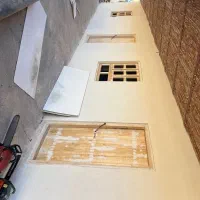 درب چوبی و پنجره چوبی