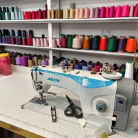 چرخکار و دستیار خیاط در کارگاه تولیدی