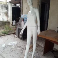 مانکن وپایه رگال ایستاده