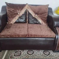 مبلِ چرمِ هفت نفره با میز جلو مبلی و عسلی