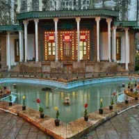 مدیر خانم در باغ موزه