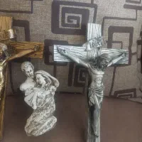دو عدد تندیس مسیح و یک مجسمه رومی آکبند