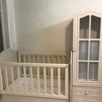 سرویس تخت و کمد نوزاد با چراغ بالای تخت