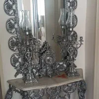 اینه و شمعدان و کنسول و ساعت