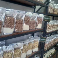 فروشنده خانم مجرد آجیل فروشی